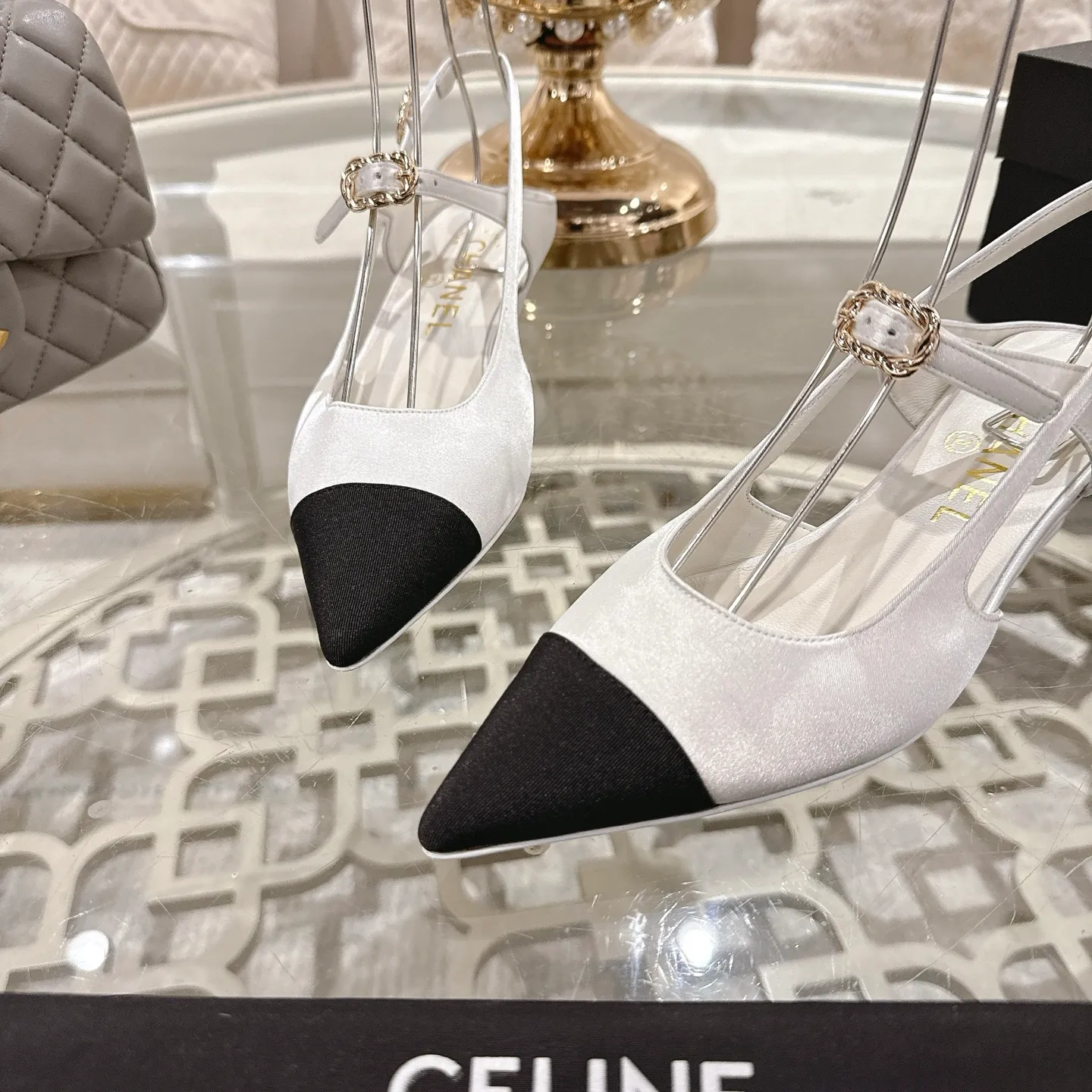 👟👟Ex-factory price 540👟👟 Chanel Xiaoxiang 25ss early spring new product silk satin sandals series French style, so beautiful that it is so beautiful! This is what an elegant and romantic fairy should be like! The minimalist color scheme and silk satin are deeply rooted in people's hearts. It goes well with skirts or casual wear! Fabric: Made of original customized silk Lining: Sheepskin Outsole: Genuine leather outsole imported from Italy Heel height: 4.5cm Size: 35-39 (40.41.42 customization is non-refundable)